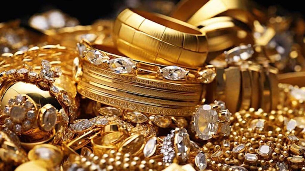 Gold prices surge by Rs900 per tola