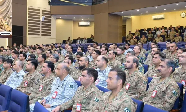 Pakistan Army Chief Stresses Preparedness Against Threats