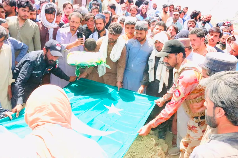 FC Commanders Honor Families of Martyred Police Personnel in Ziarat (Image 1)