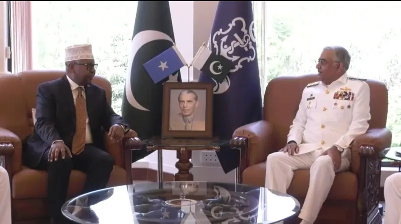 Somali Defence Minister Meets Naval and Air Chiefs to Strengthen Defence Cooperation (Image 3)
