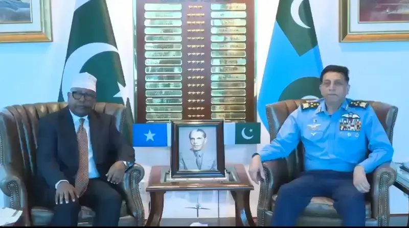 Somali Defence Minister Meets Naval and Air Chiefs to Strengthen Defence Cooperation (Image 2)