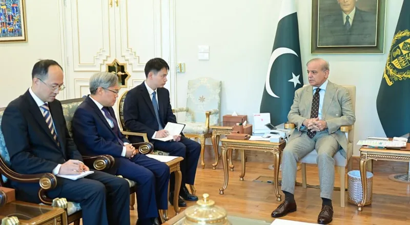 Chinese Ambassador Calls on PM Shehbaz Sharif, Delivers President Xi's Letter (Image 2)