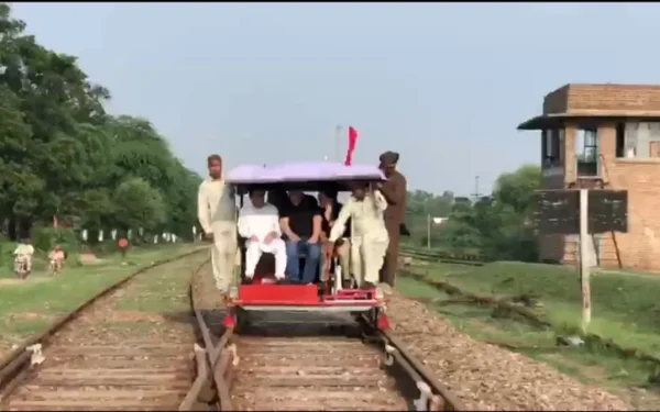 Railways Minister Muhammad Hanif Abbasi Inspects Collapsed Bridge Near Missan Kalar (Image 1)