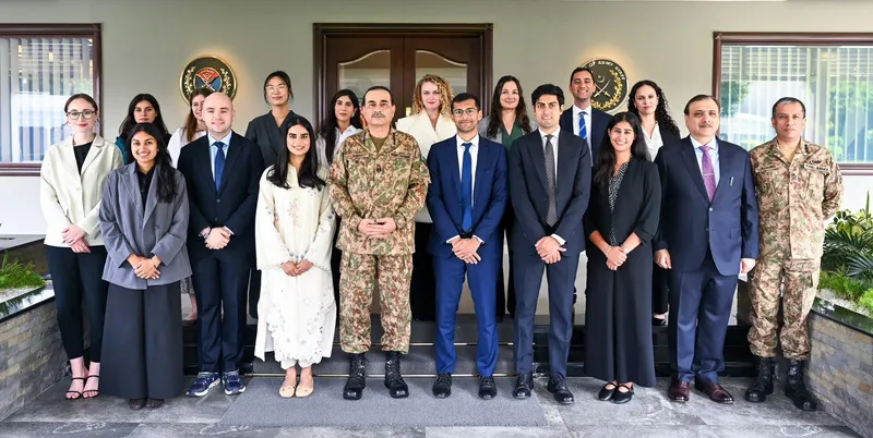 Army Chief Interacts with Harvard Business School Students Visiting Pakistan