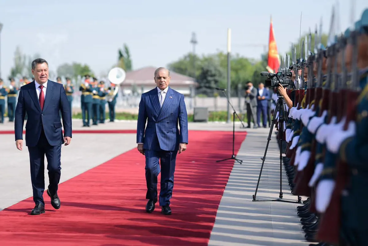 PM Shehbaz given guard of honour at Kyrgyz presidential palace (Image 2)