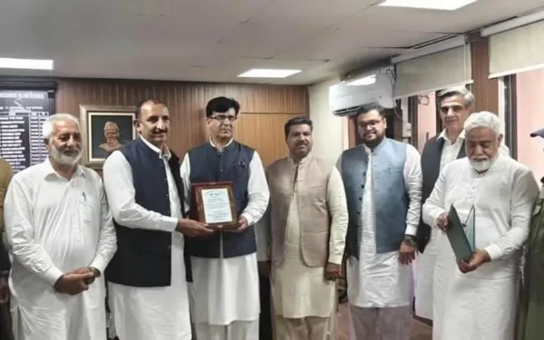 Gujranwala: AC Nasir Iqbal honoured with award for outstanding performance