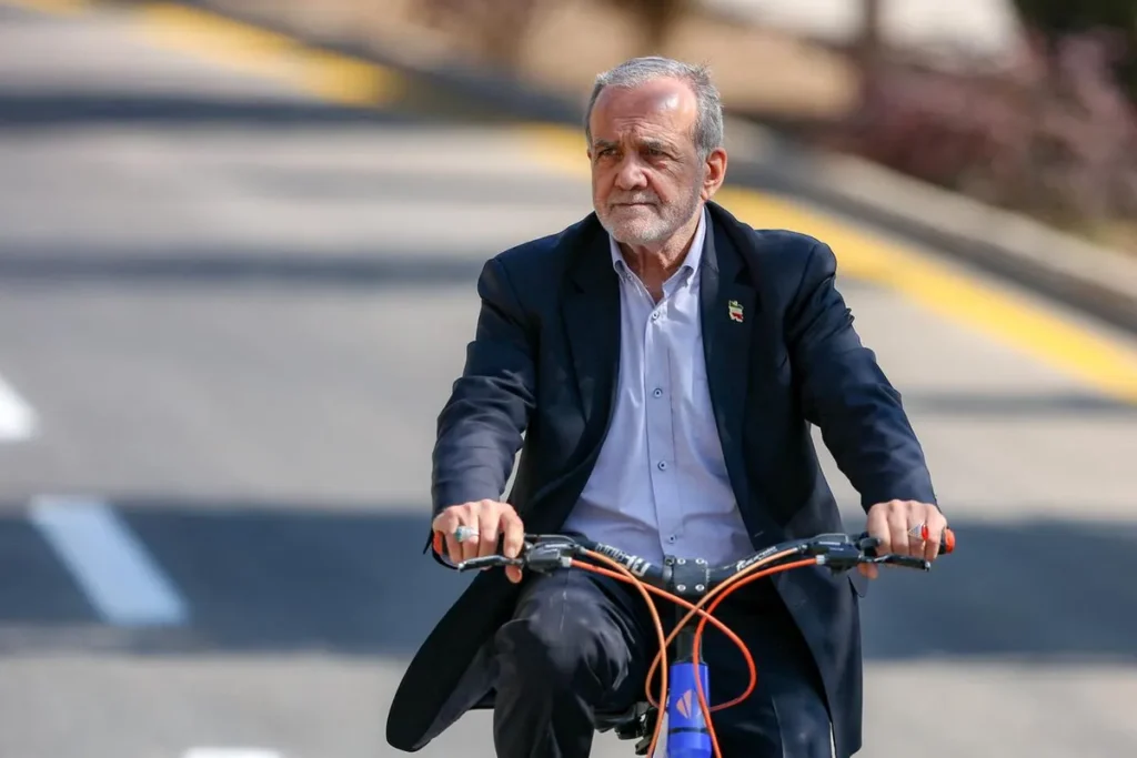 Iranian President Orders Weekly ‘Car-Free Day’ in Government Institutions After Fuel Price Hike (Image 1)