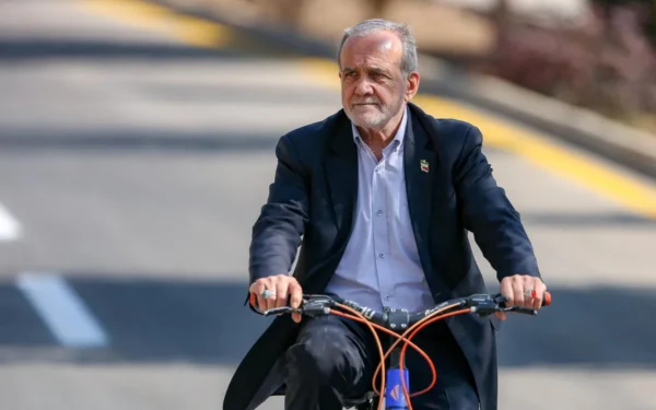 Iranian President Orders Weekly ‘Car-Free Day’ in Government Institutions After Fuel Price Hike (Image 1)