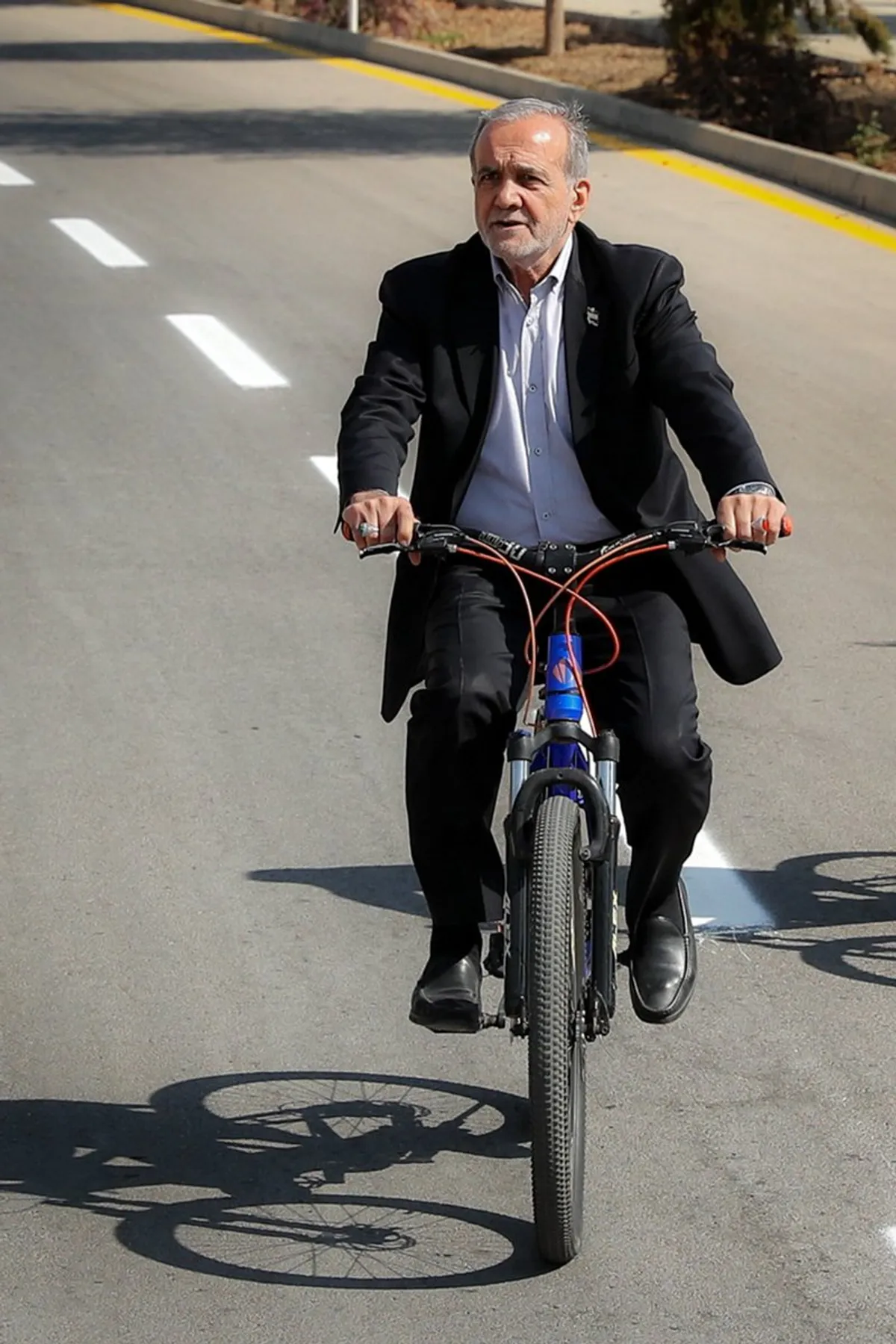 Iranian President Orders Weekly ‘Car-Free Day’ in Government Institutions After Fuel Price Hike (Image 3)