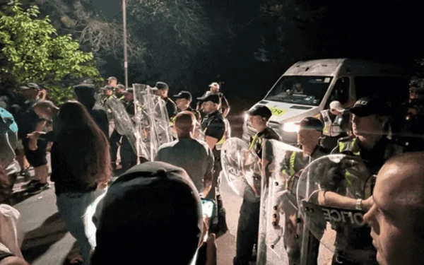 Pakistan U-19 Cricket Team Mistaken for Illegal Migrants as Protesters Surround Hotel in England (Image 1)