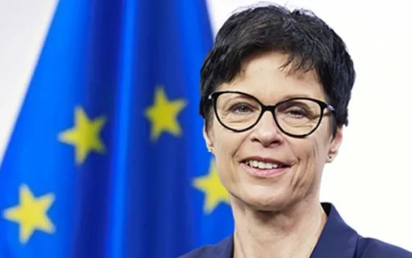 Recent Turkish Actions Taking Country Further Away from EU Membership, Enlargement Commissioner Says