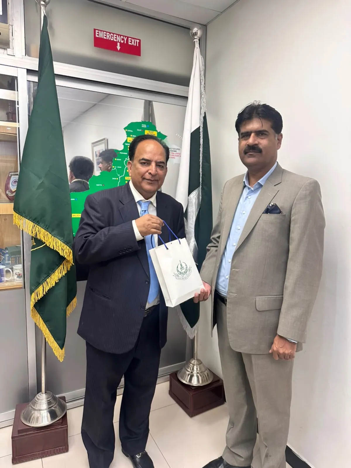 Renowned Author Imran Malik Meets AIOU Director General Regional Services, Discusses Education (Image 2)