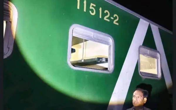 Millat Express Coach Derails a Day After Refurbished Train Set’s Inauguration, Rail Traffic Disrupted for Three Hours (Image 1)