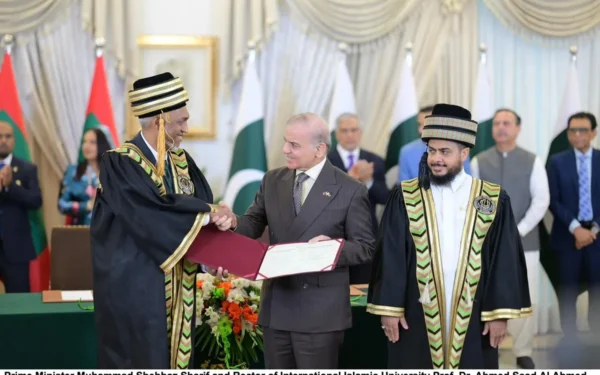 Prime Minister Shehbaz Sharif and IIUI officials presenting the honorary doctorate in Politics and International Relations to Maldives President Dr. Mohamed Muizzu.