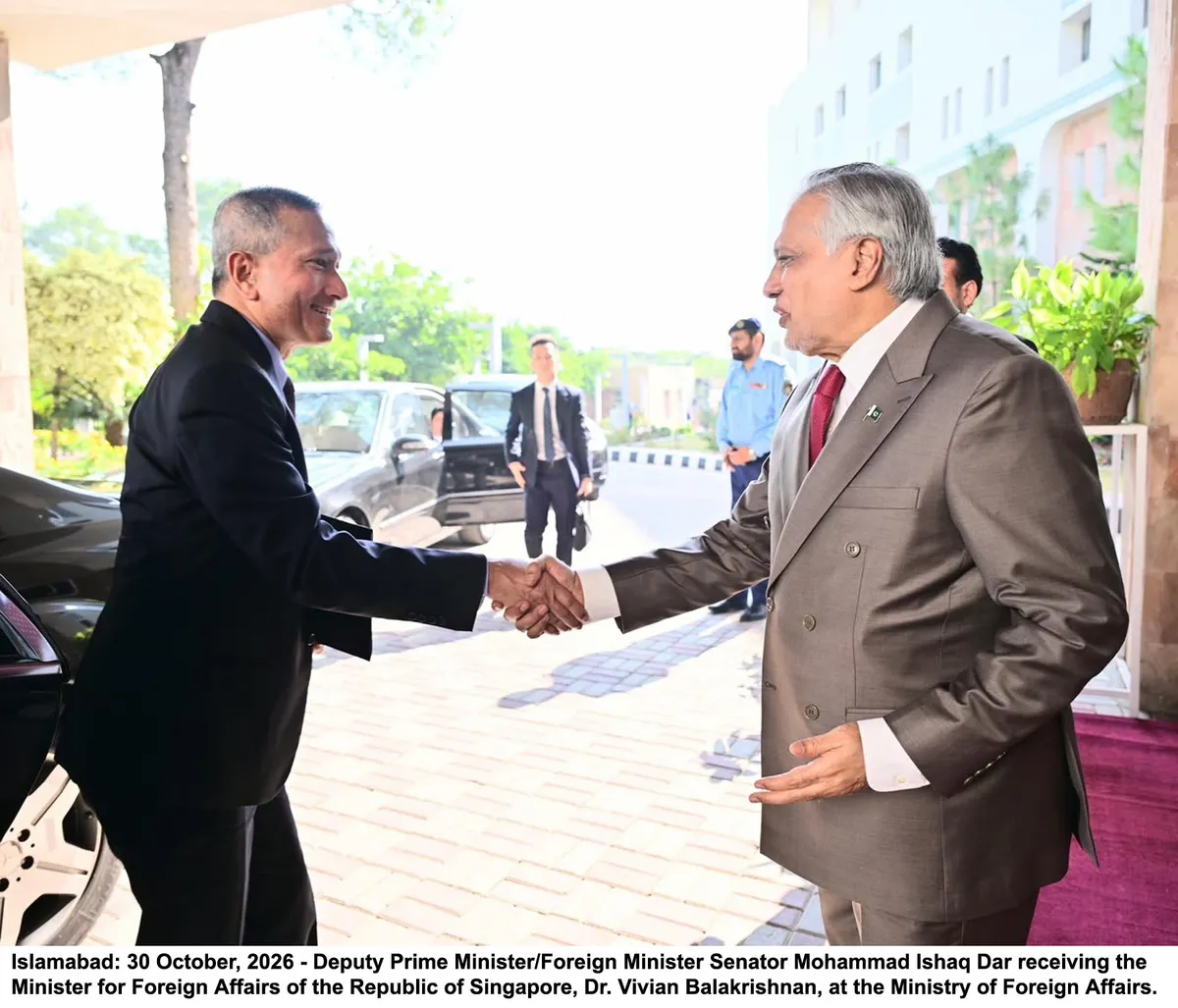 Deputy Prime Minister Ishaq Dar meets with Singaporean Foreign Minister Dr. Vivian Balakrishnan to discuss Pakistan and Singapore diplomatic relations. (Image 2)
