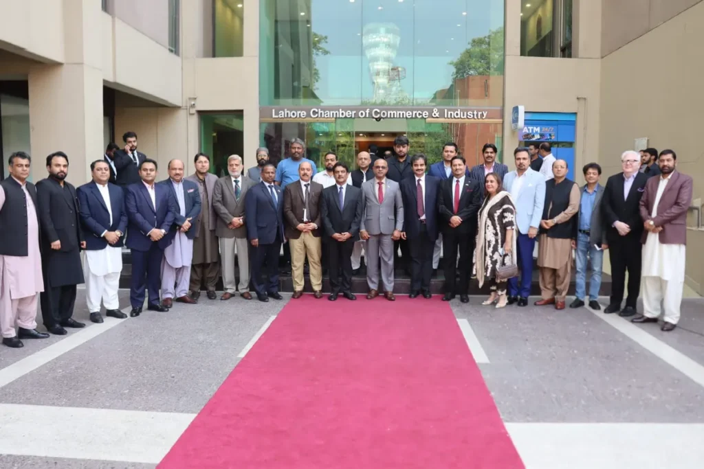 High Commissioner Fred Senevirathne addressing LCCI members to discuss stronger trade and investment ties between the two nations. (Image 1)