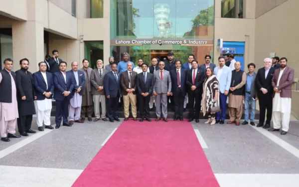 High Commissioner Fred Senevirathne addressing LCCI members to discuss stronger trade and investment ties between the two nations. (Image 1)