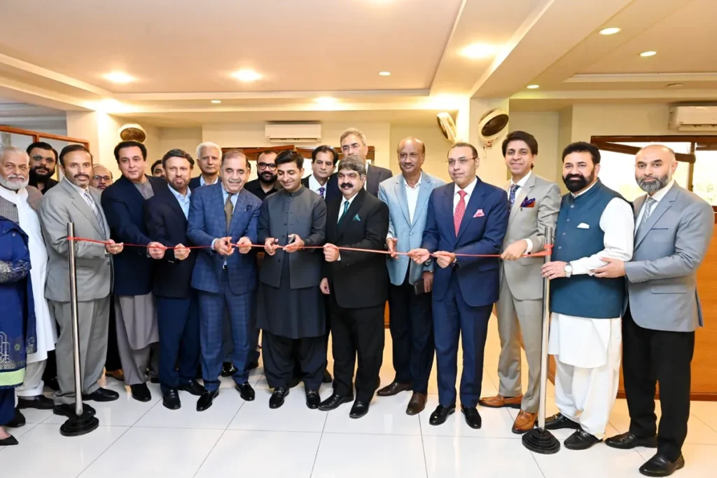 Deputy Commissioner Captain (Retd.) Nadeem Nasir officially inaugurates the DC Business Facilitation Desk at RCCI in Rawalpindi. (Image 1)